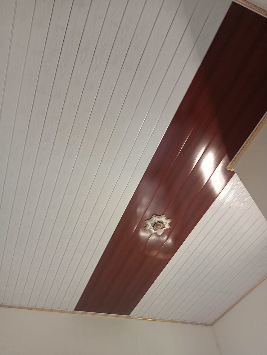 Plafon PVC putih dengan jalur motif kayu diagonal