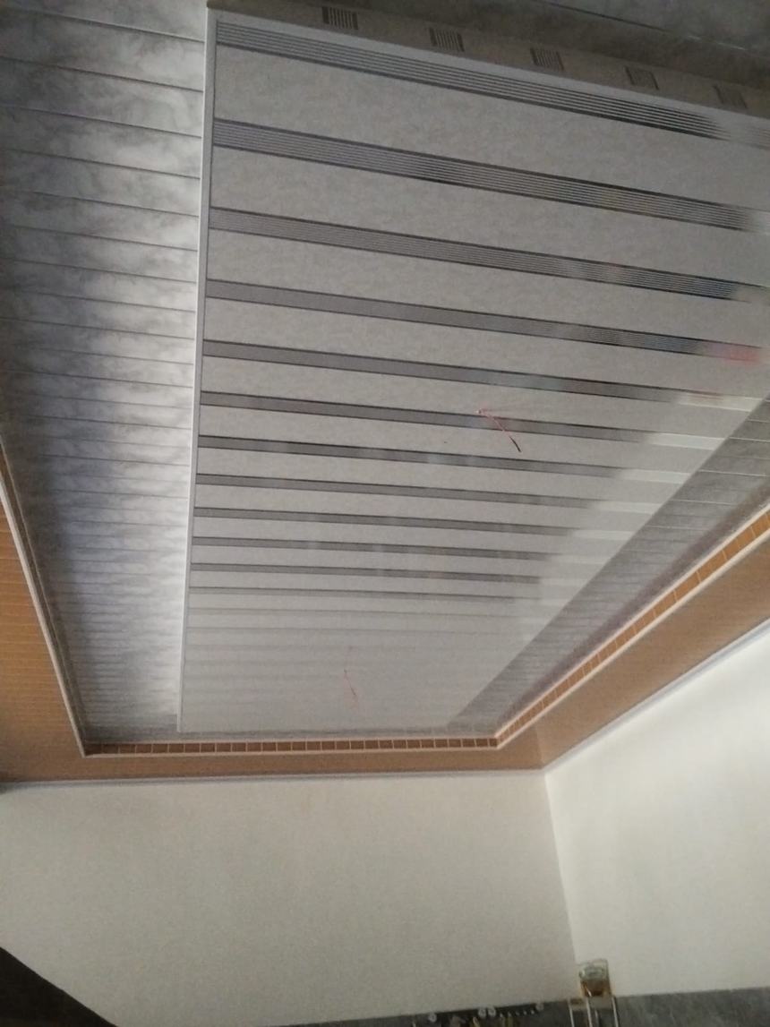 Plafon PVC abu-abu motif garis dengan list kayu di tepi