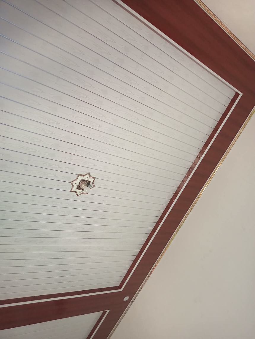 Plafon PVC putih berbingkai motif kayu dengan ornamen bintang di tengah