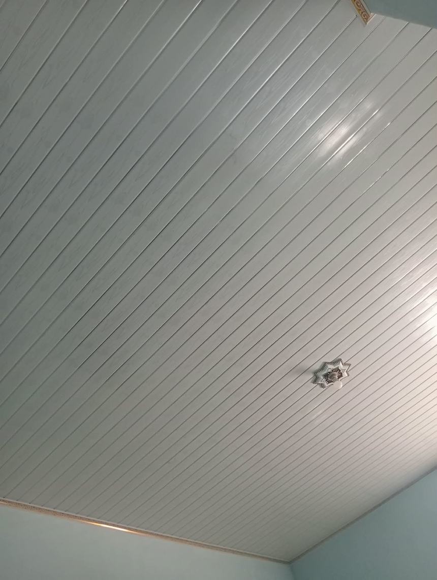 Plafon PVC warna kebiruan lembut dengan ornamen tengah